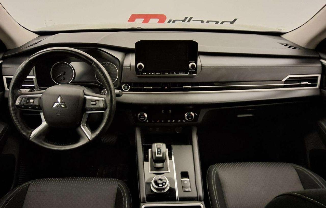 2024 Mitsubishi Outlander SE Photo