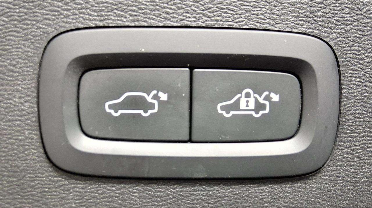 2022 Volvo XC40 R-Design Photo