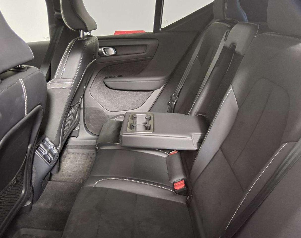 2022 Volvo XC40 R-Design Photo