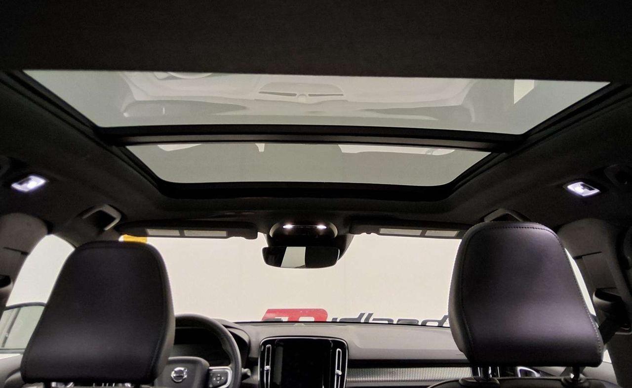 2022 Volvo XC40 R-Design Photo