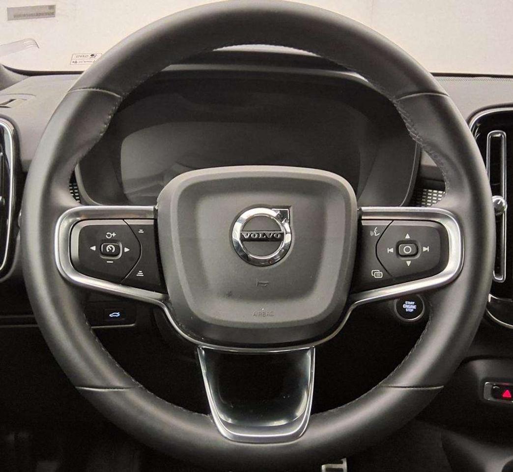 2022 Volvo XC40 R-Design Photo