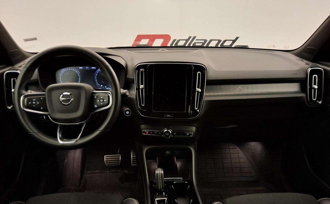 2022 Volvo XC40 R-Design Photo