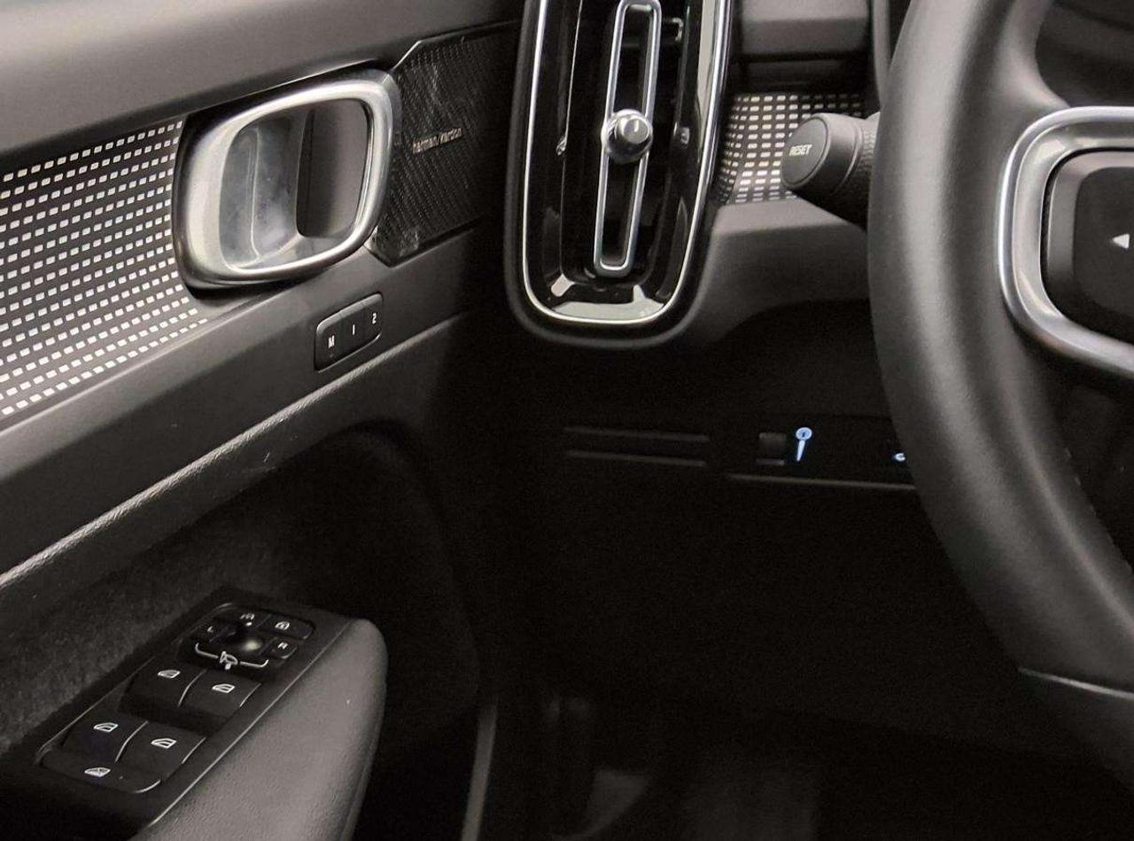 2022 Volvo XC40 R-Design Photo