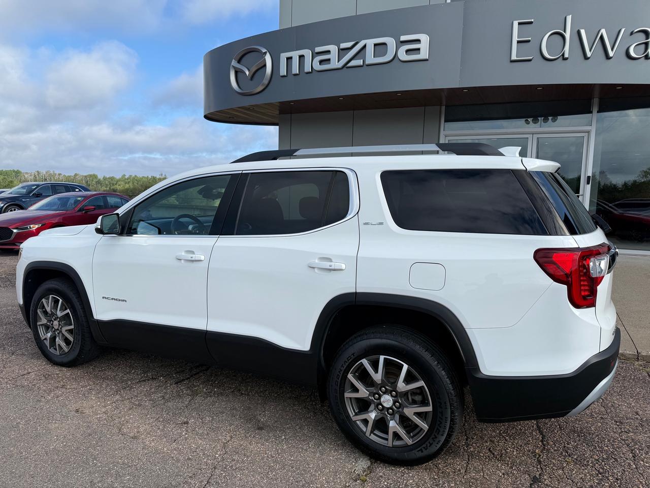 2022 GMC Acadia SLE All-wheel Drive Photo