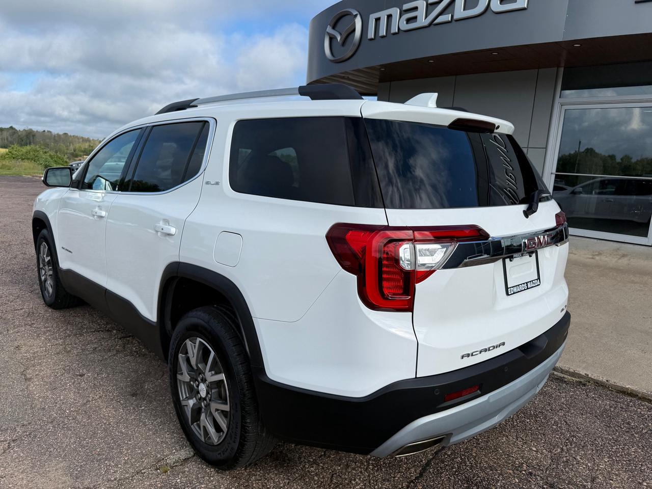 2022 GMC Acadia SLE All-wheel Drive Photo