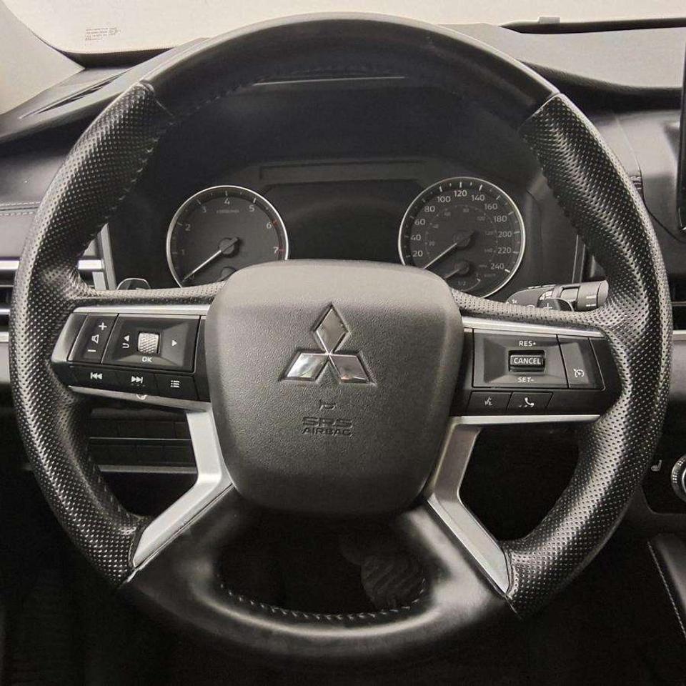 2024 Mitsubishi Outlander ES Photo