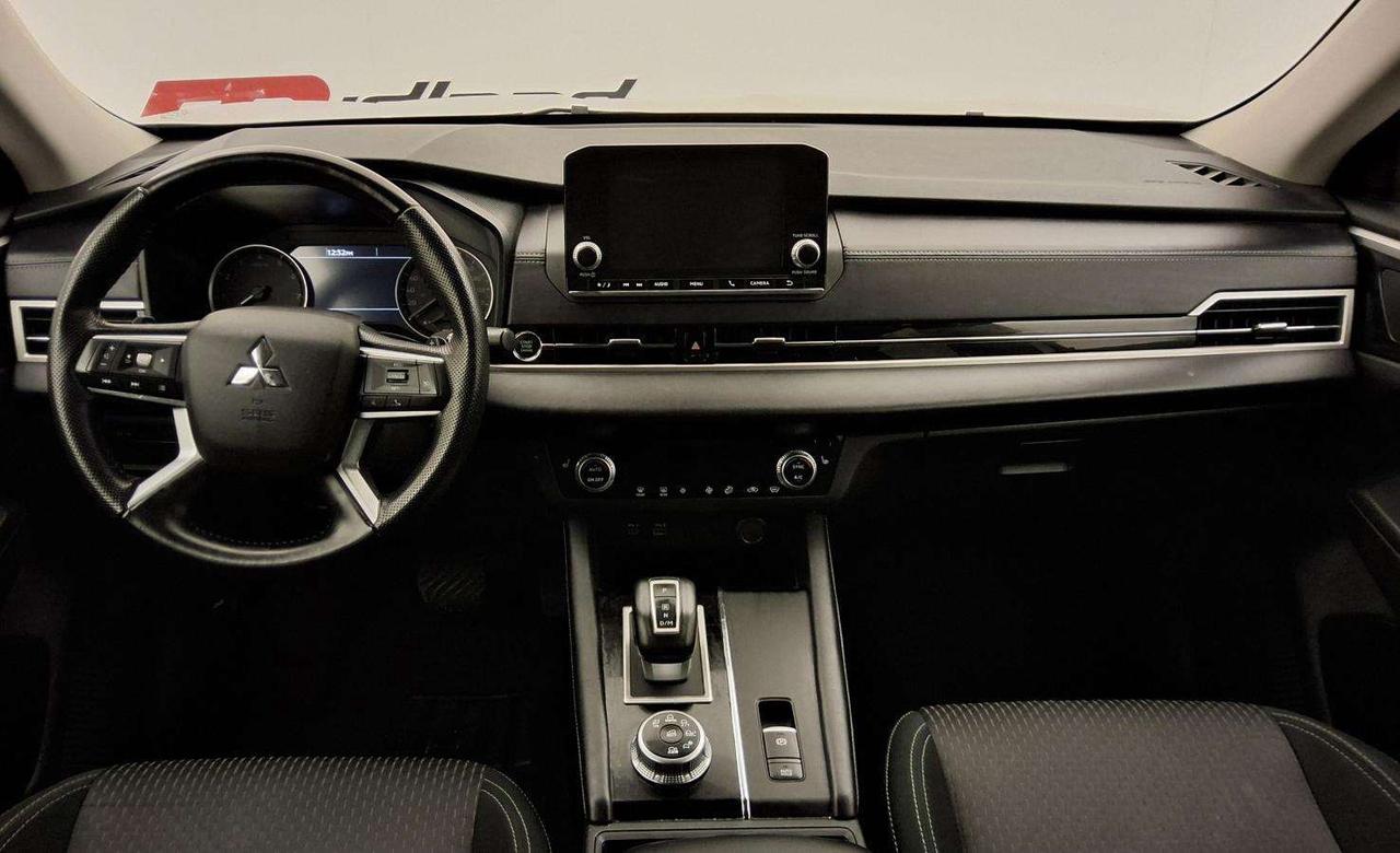 2024 Mitsubishi Outlander ES Photo