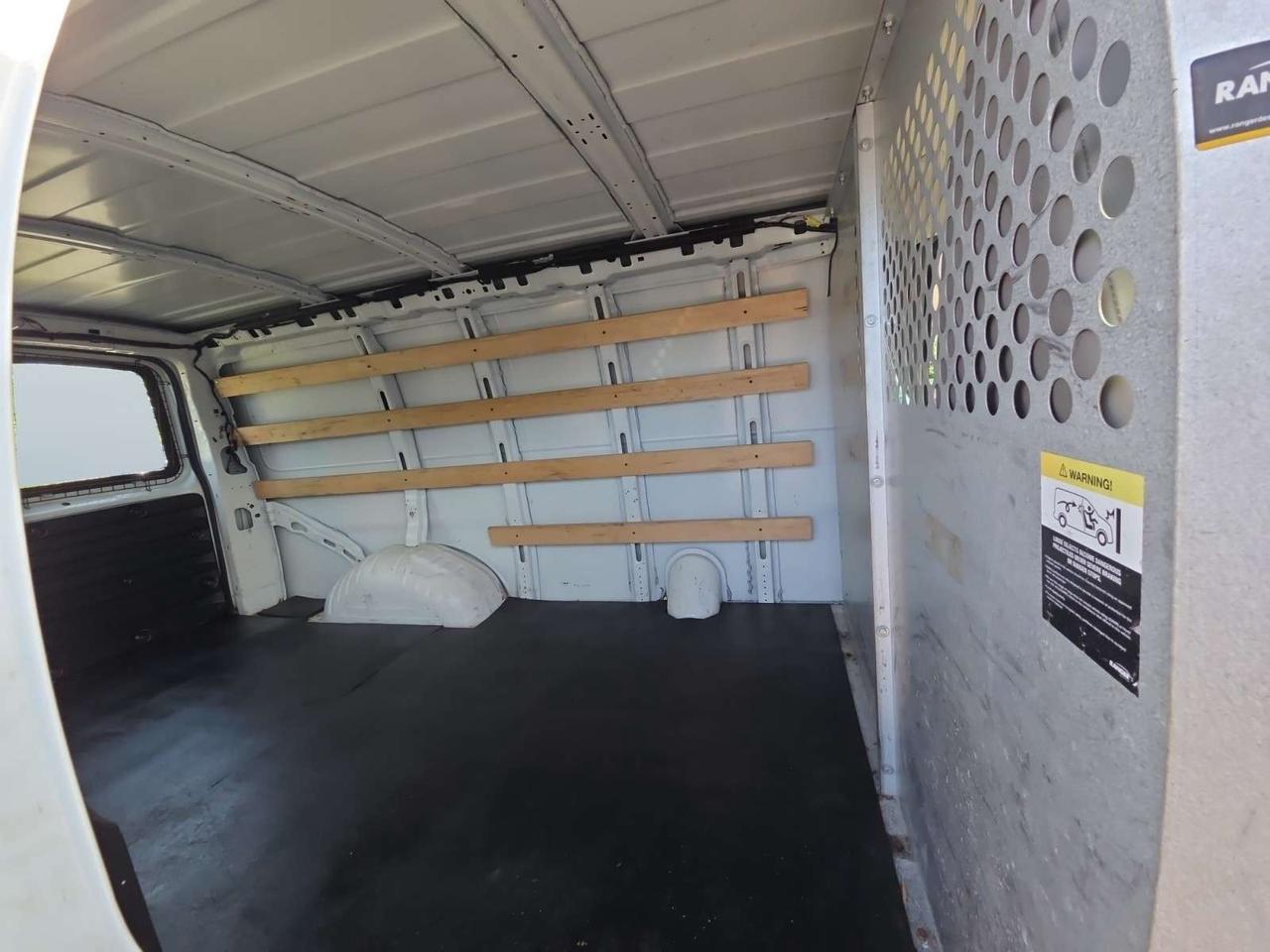 2018 GMC Savana 2500 135 * NO ACCIDENTS / CAMERA / CRUISE CONTROL / LOW KM Photo