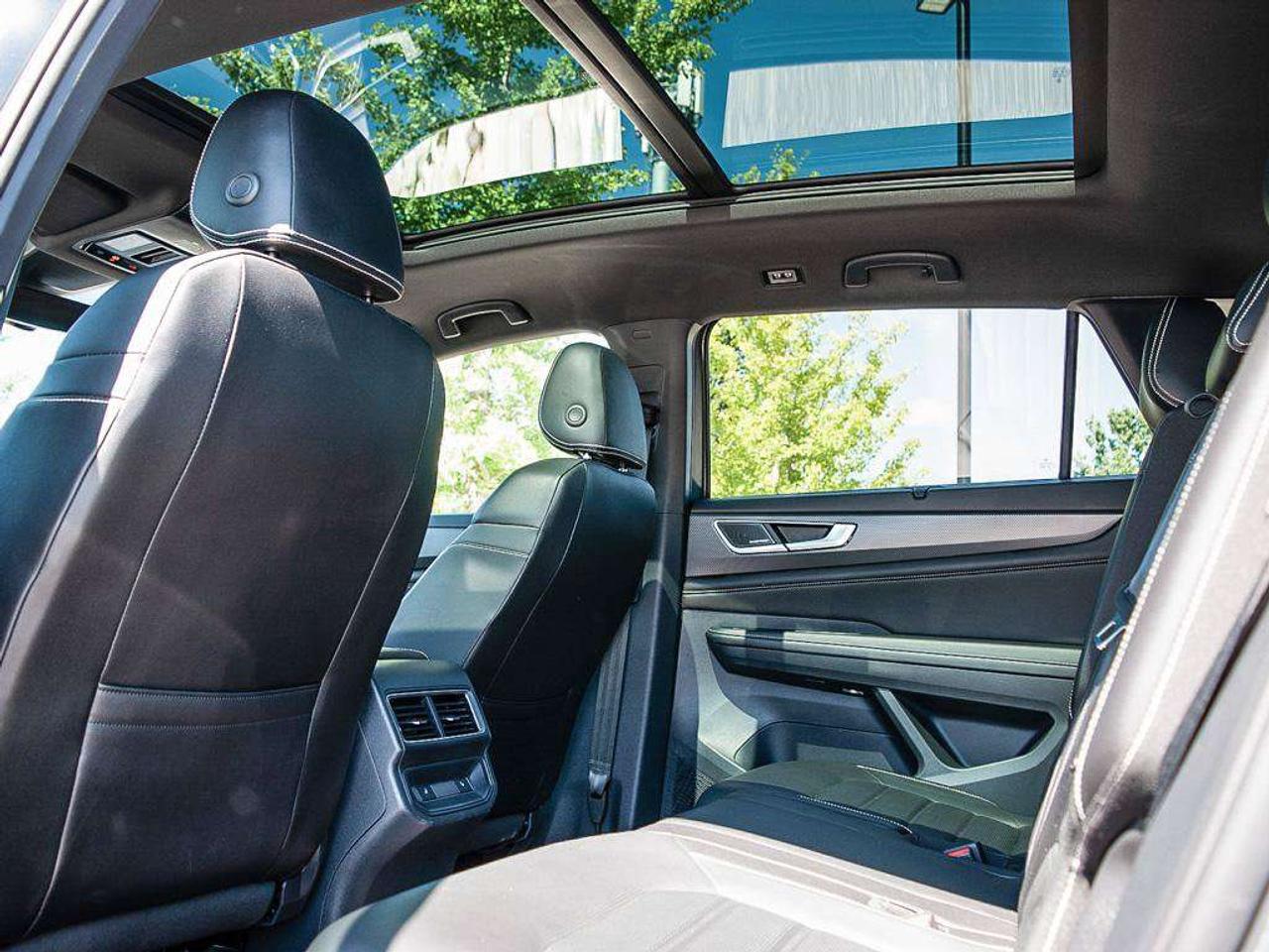 2024 Volkswagen Atlas Highline   AWD   Leather   Push Button   Heated Seats Photo