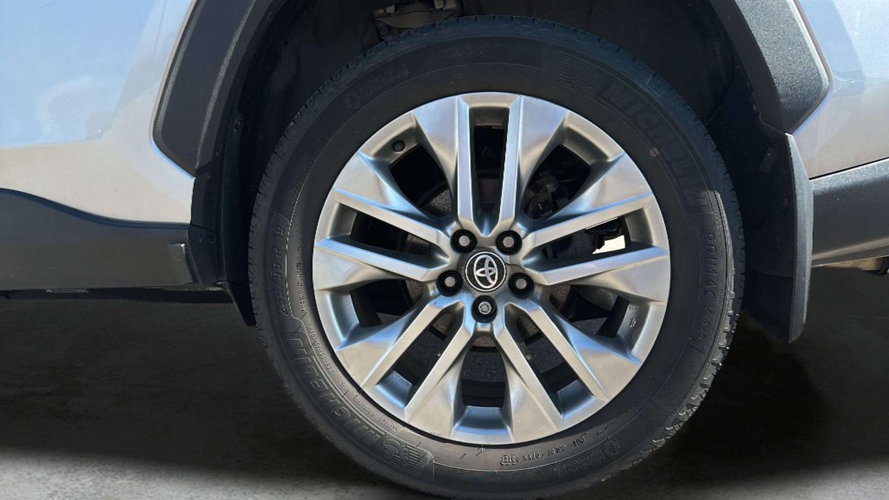 2023 Toyota RAV4 XLE Photo