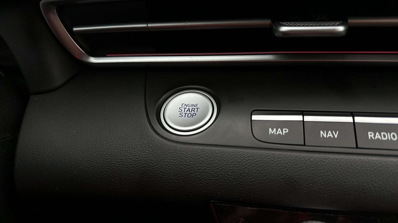 2024 Hyundai Elantra Luxury DCT Photo