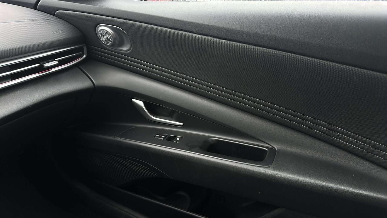 2024 Hyundai Elantra Luxury DCT Photo