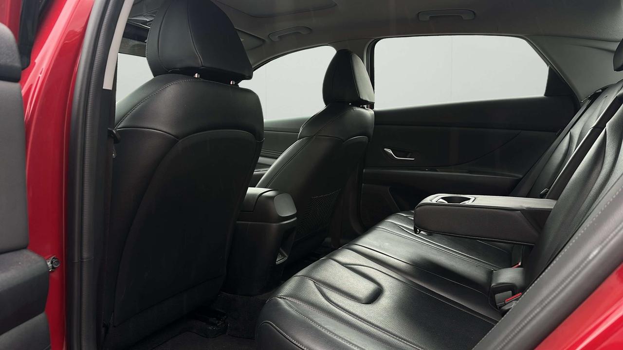 2024 Hyundai Elantra Luxury DCT Photo