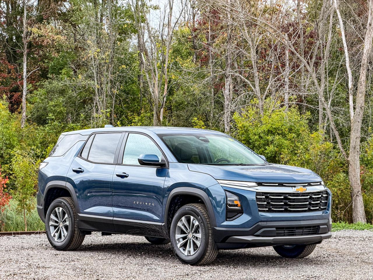 2027 Chevrolet Equinox AWD LT Photo2