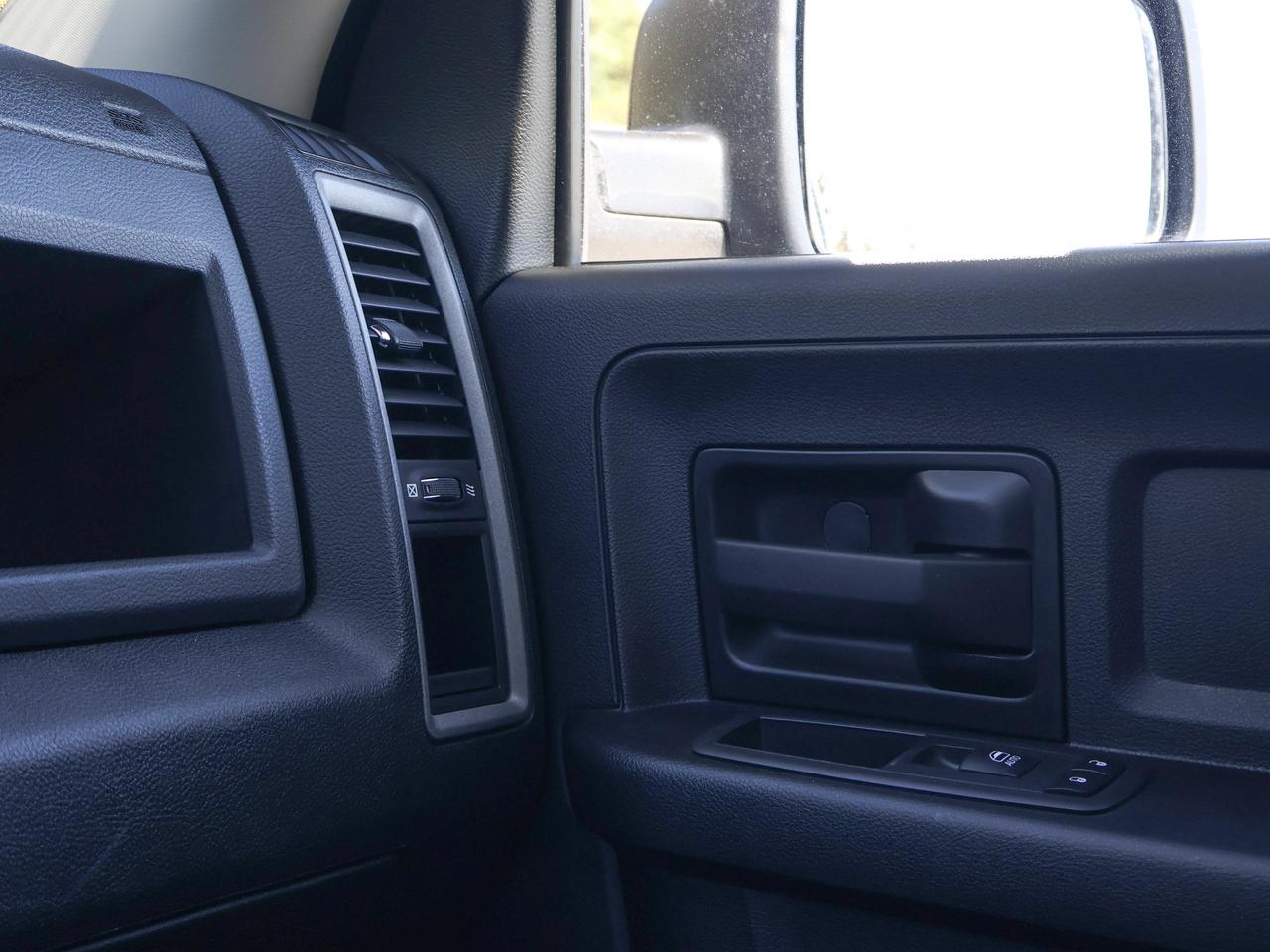 2022 RAM 1500 Classic EXPRESS Photo
