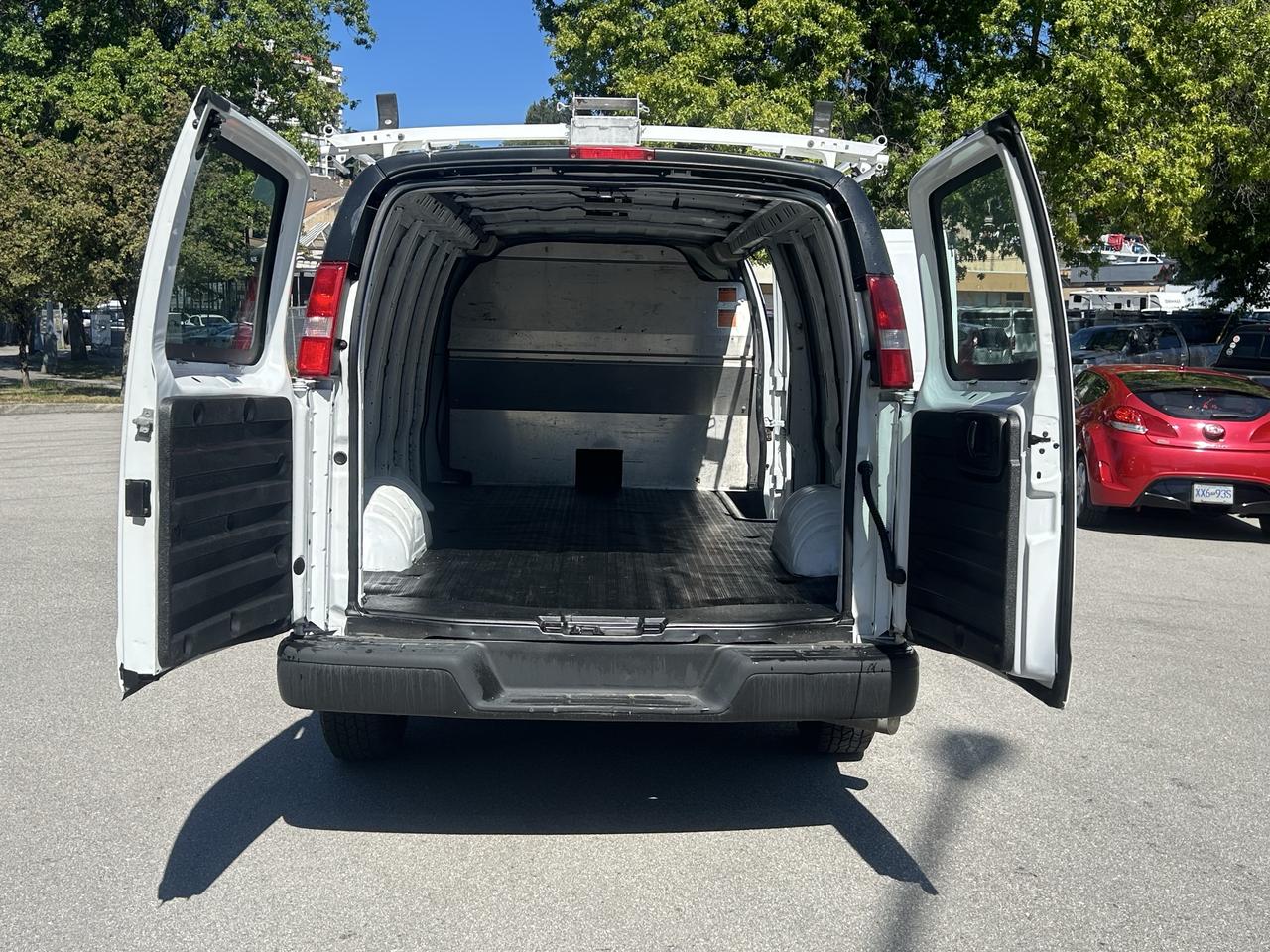 2017 GMC Savana Cargo Van  - Photo #8