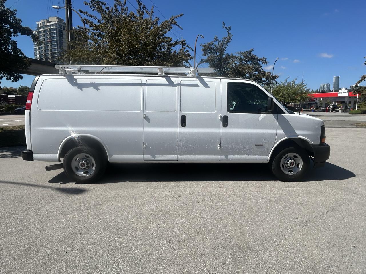 2017 GMC Savana Cargo Van  - Photo #5