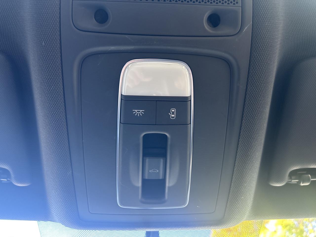 2015 Audi A3 KOMFORT, HEATED SEATS, SUNROOF, BLUETOOTH & MORE!! Photo
