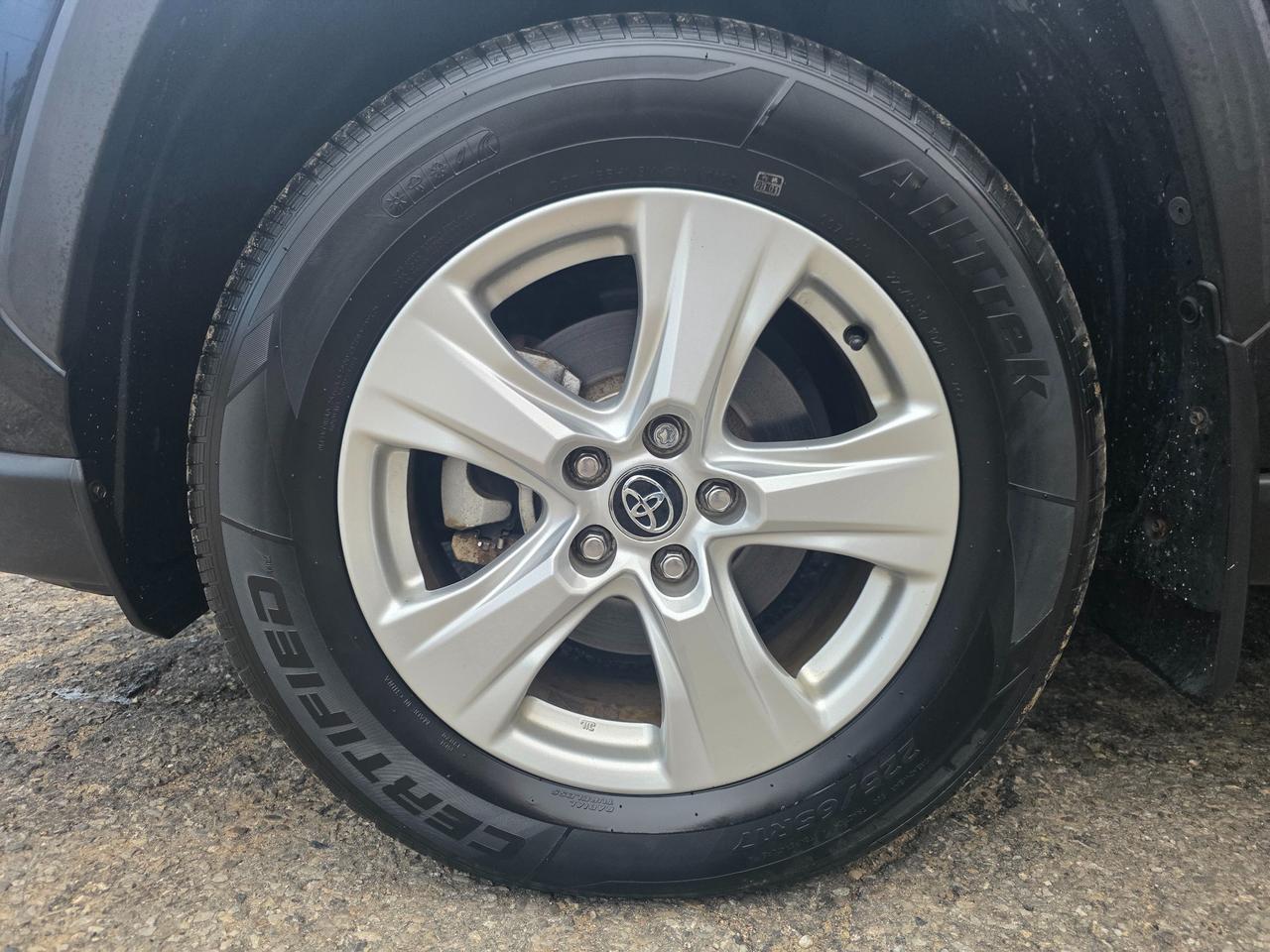 2019 Toyota RAV4 XLE AWD | Accident Free | Sunroof | BSM | Power Seats Photo