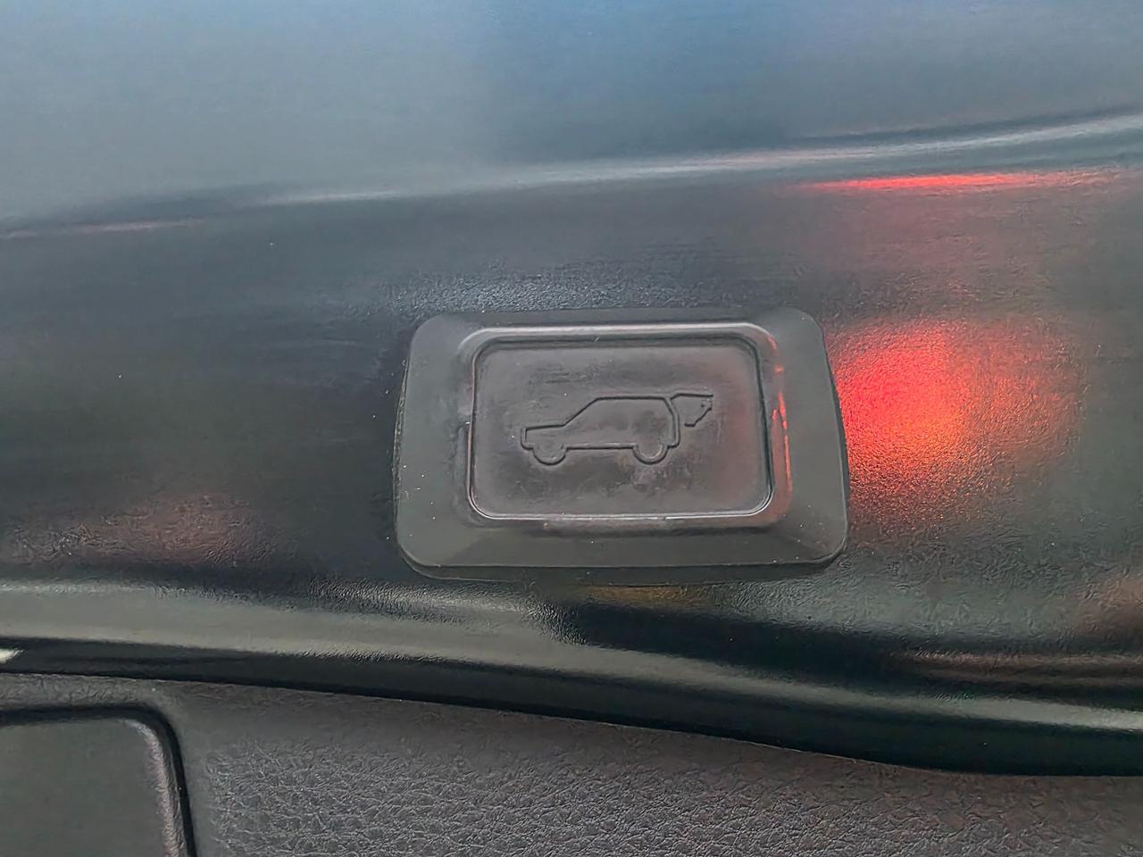 2019 Toyota RAV4 XLE AWD | Accident Free | Sunroof | BSM | Power Seats Photo
