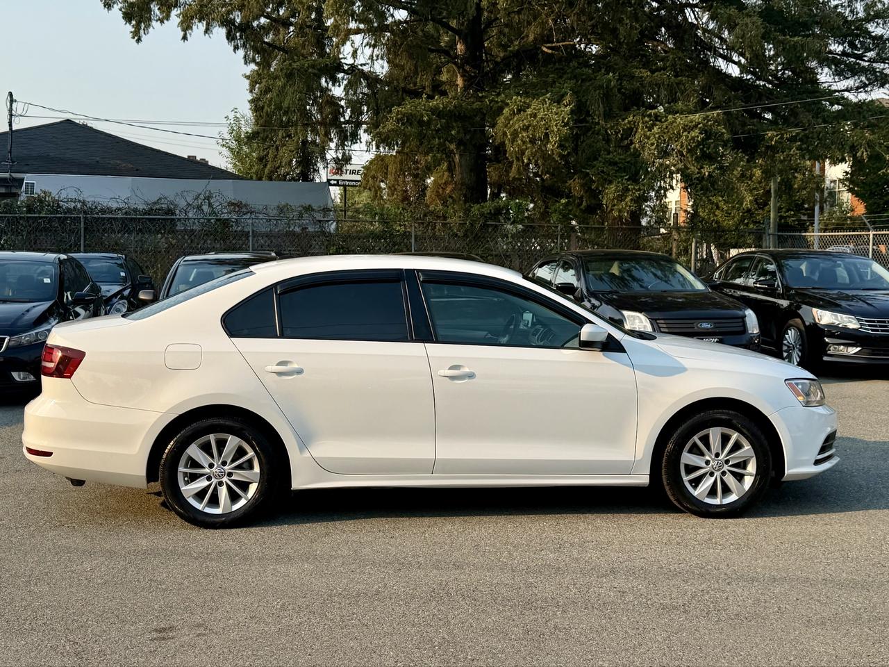 2017 Volkswagen Jetta FINANCING AVAILABLE Photo4