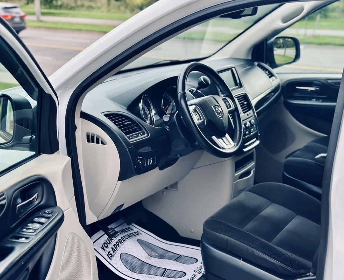 2017 Dodge Grand Caravan SXT PREMIUM PLUS FWD Photo