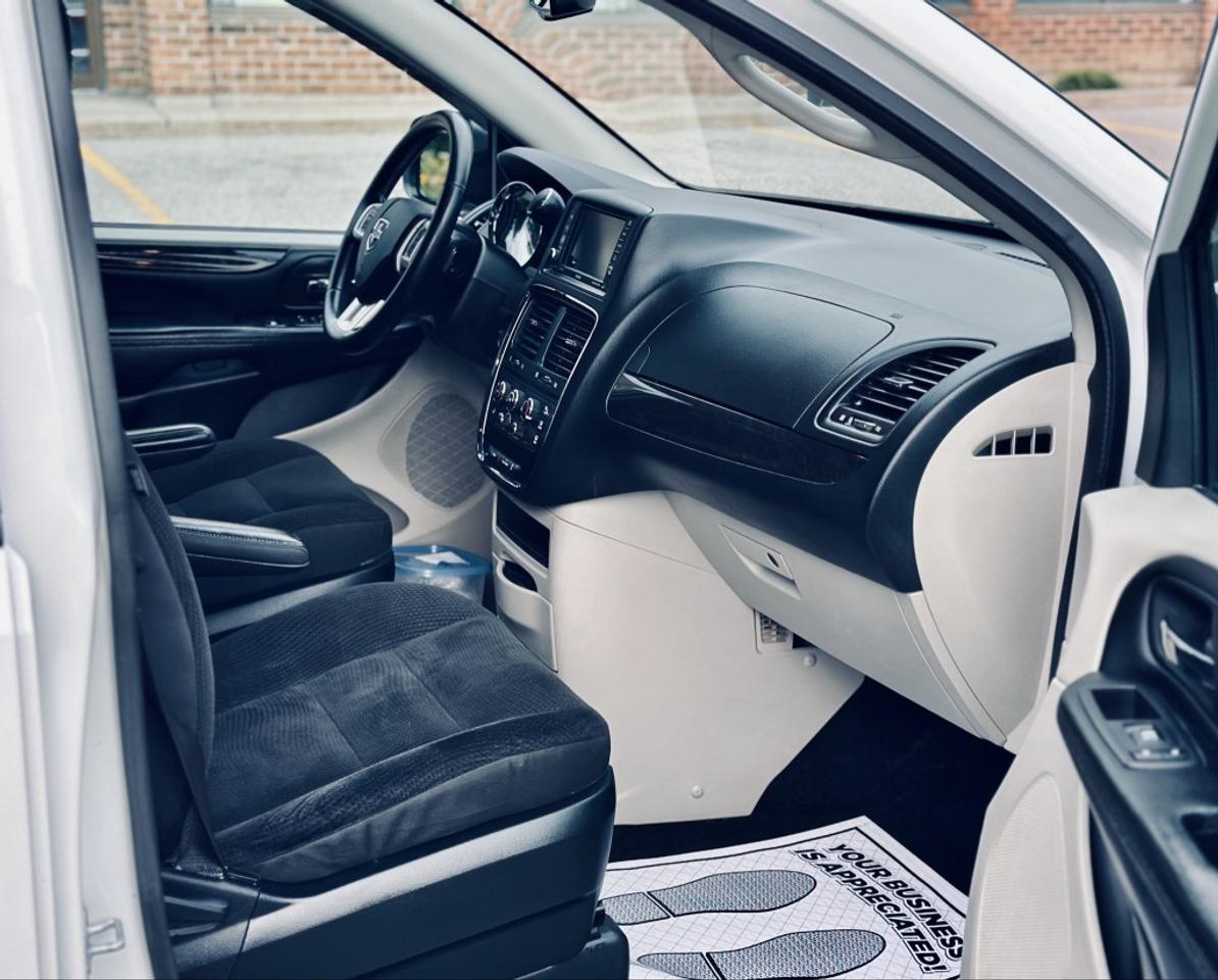 2017 Dodge Grand Caravan SXT PREMIUM PLUS FWD Photo