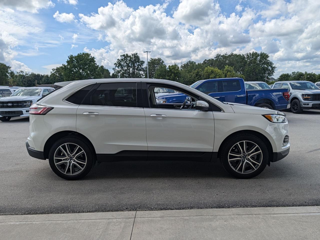 2022 Ford Edge Titanium AWD Photo3