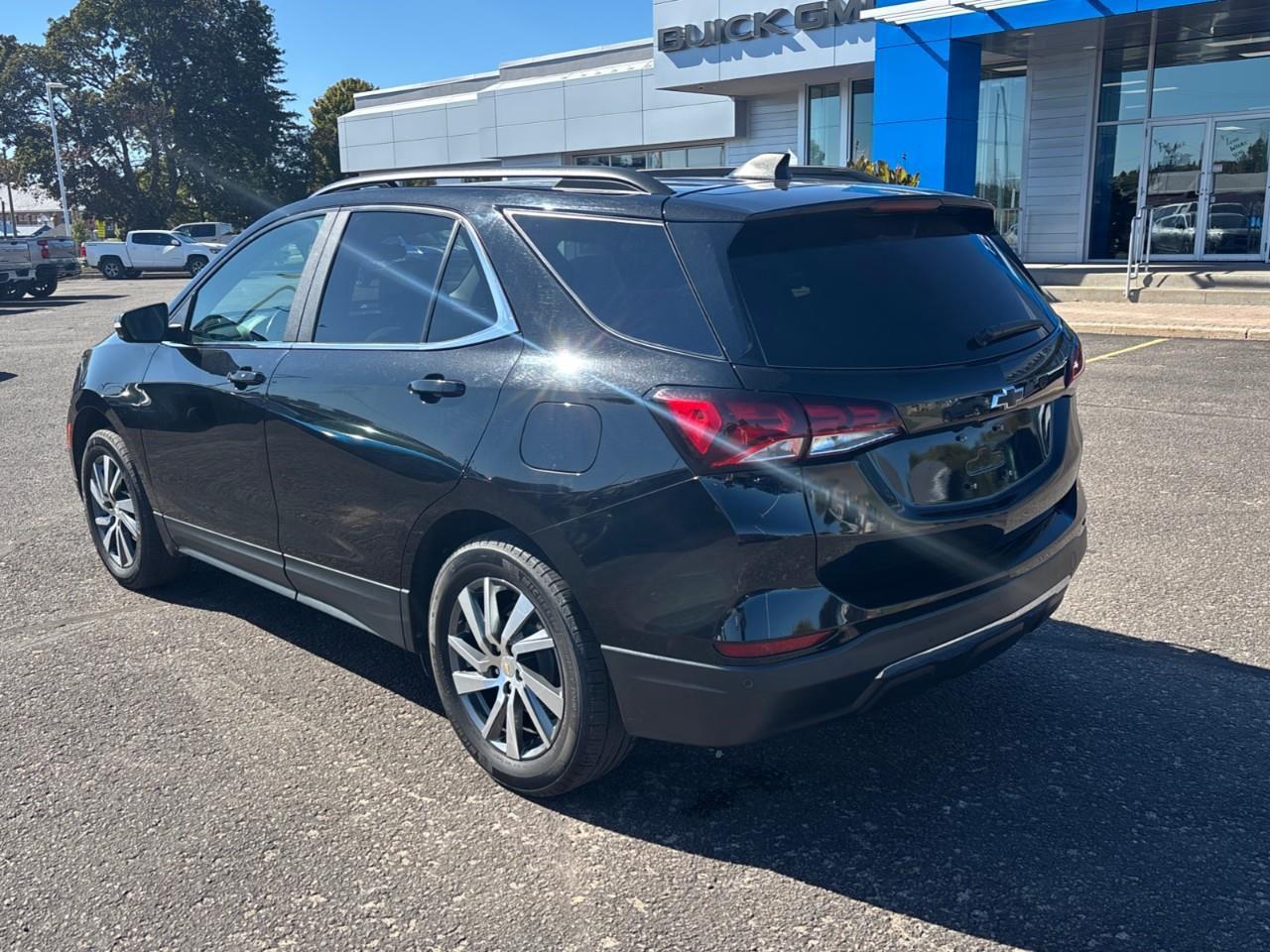 2022 Chevrolet Equinox LT Used 2022 5 Passenger AWD SUV with a Panoramic Sunroof, Adaptive Cruise Control, Power Liftgate, Heated Front Seats, Heated Steering Wheel and a 8 Diagonal Touchscreen Radio with Navigation, Apple Car Photo