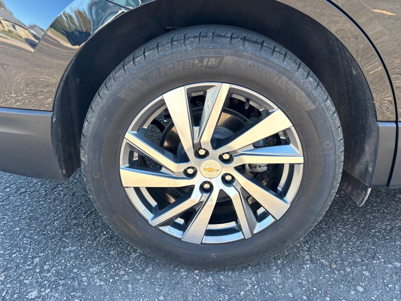 2022 Chevrolet Equinox LT Used 2022 5 Passenger AWD SUV with a Panoramic Sunroof, Adaptive Cruise Control, Power Liftgate, Heated Front Seats, Heated Steering Wheel and a 8 Diagonal Touchscreen Radio with Navigation, Apple Car Photo