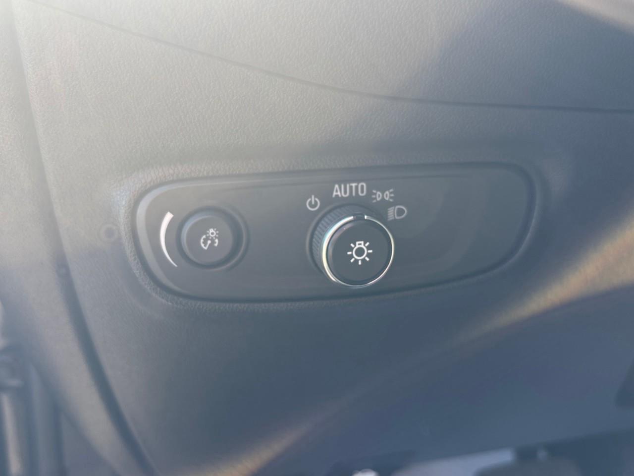 2022 Chevrolet Equinox LT Used 2022 5 Passenger AWD SUV with a Panoramic Sunroof, Adaptive Cruise Control, Power Liftgate, Heated Front Seats, Heated Steering Wheel and a 8 Diagonal Touchscreen Radio with Navigation, Apple Car Photo