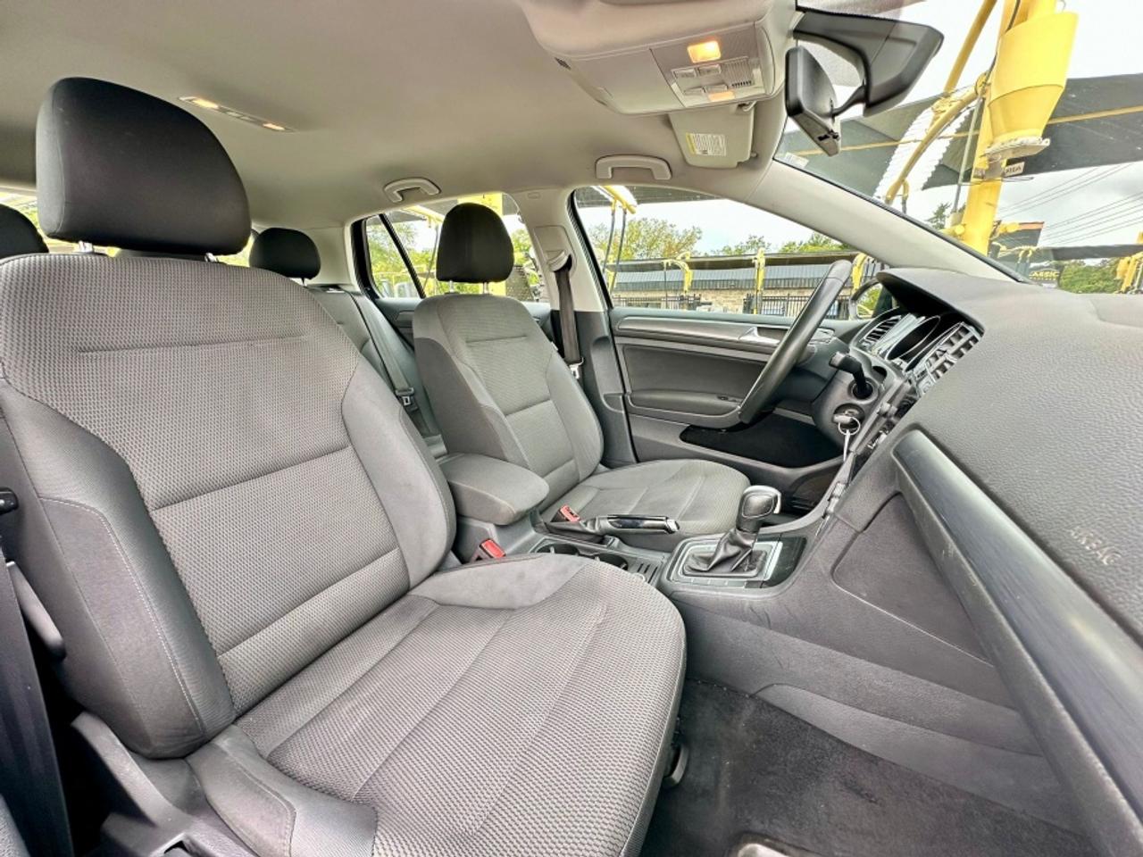 2021 Volkswagen Golf TSI Photo