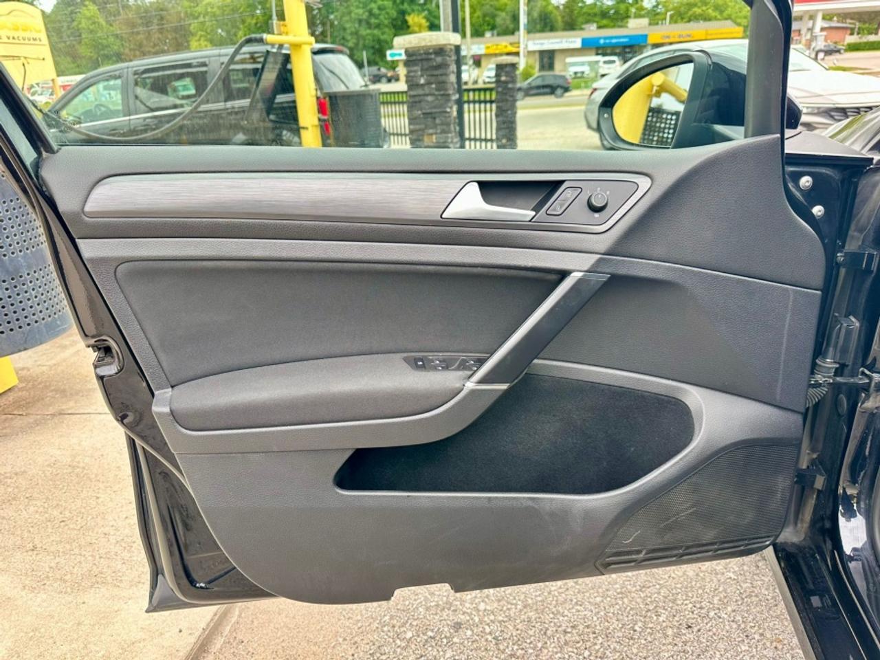 2021 Volkswagen Golf TSI Photo