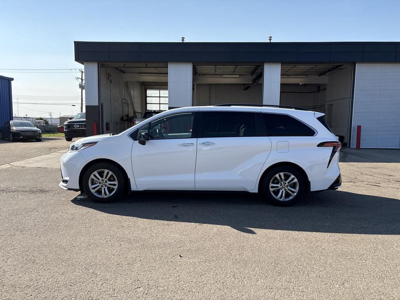 2022 Toyota Sienna XSE Photo3