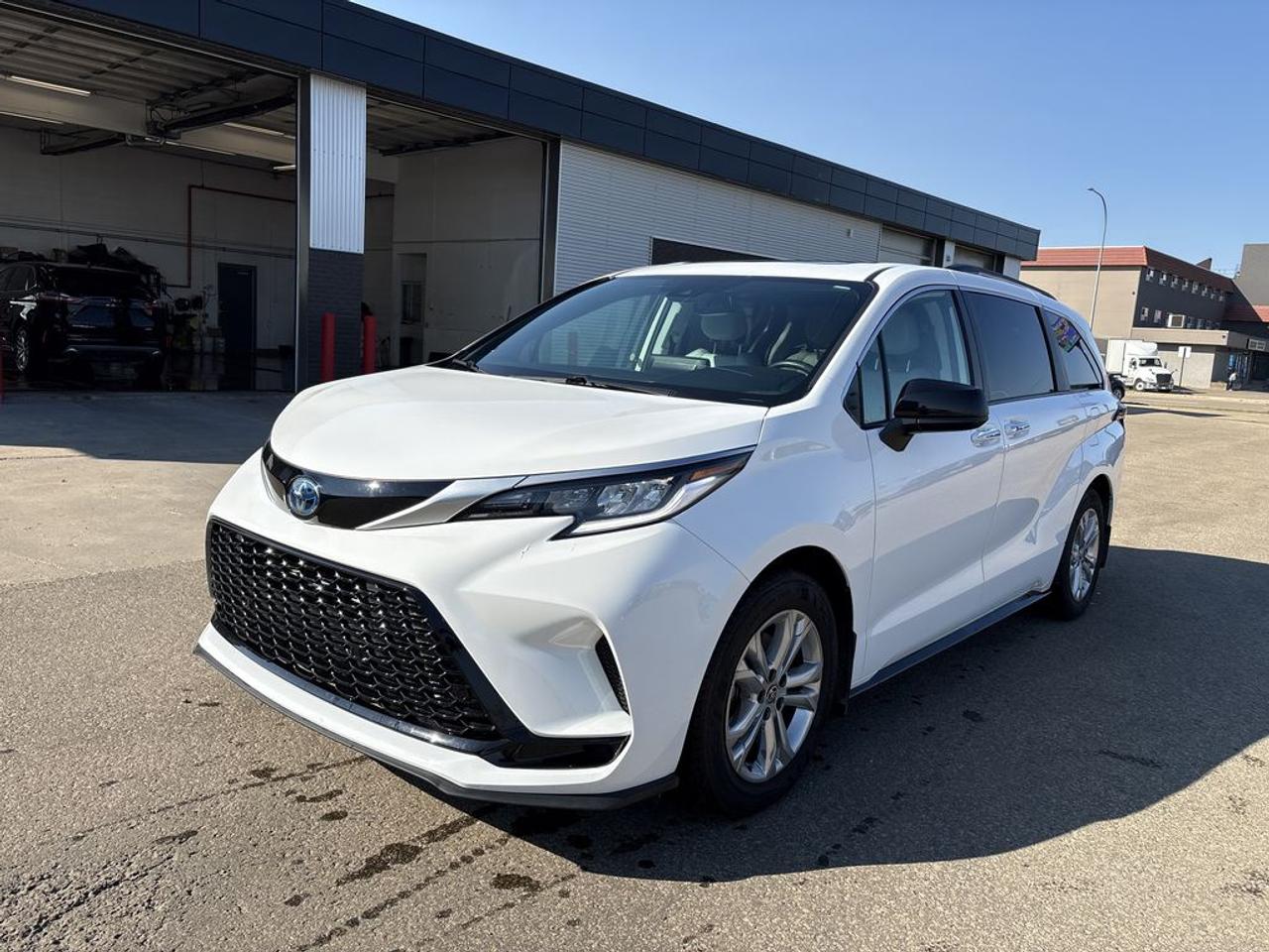 2022 Toyota Sienna XSE Photo1