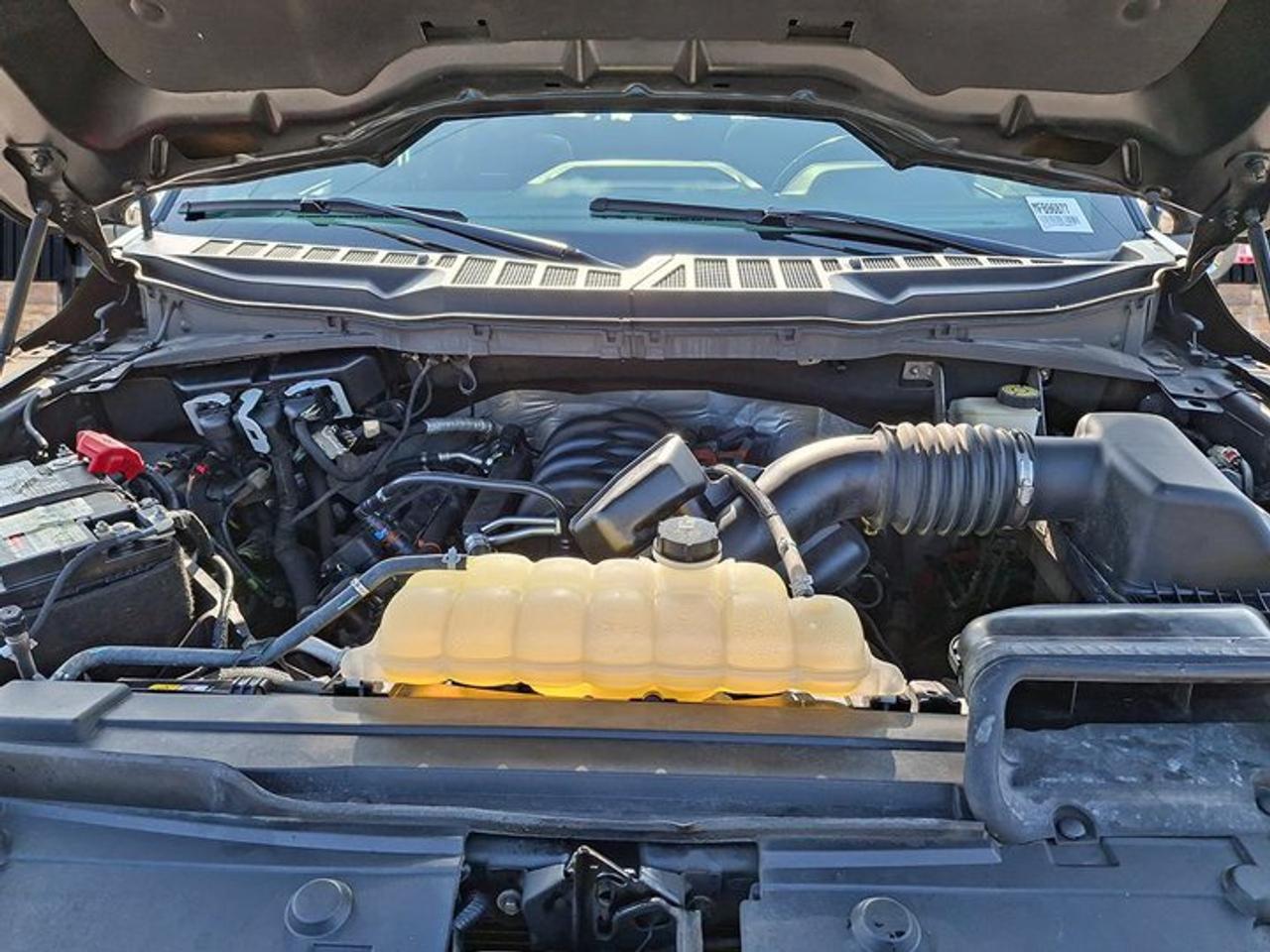 2021 Ford F-150 Platinum Crew 4x4 | 5.0L V8!! | FX4 | Leather | Sunroof | Tow Pkg | Heated + Cooled Seats and More ! Photo