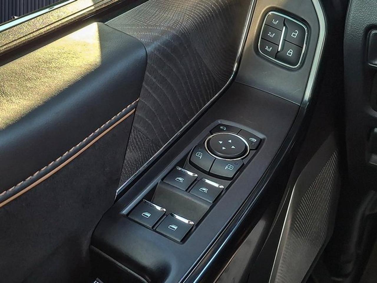 2021 Ford F-150 Platinum Crew 4x4 | 5.0L V8!! | FX4 | Leather | Sunroof | Tow Pkg | Heated + Cooled Seats and More ! Photo
