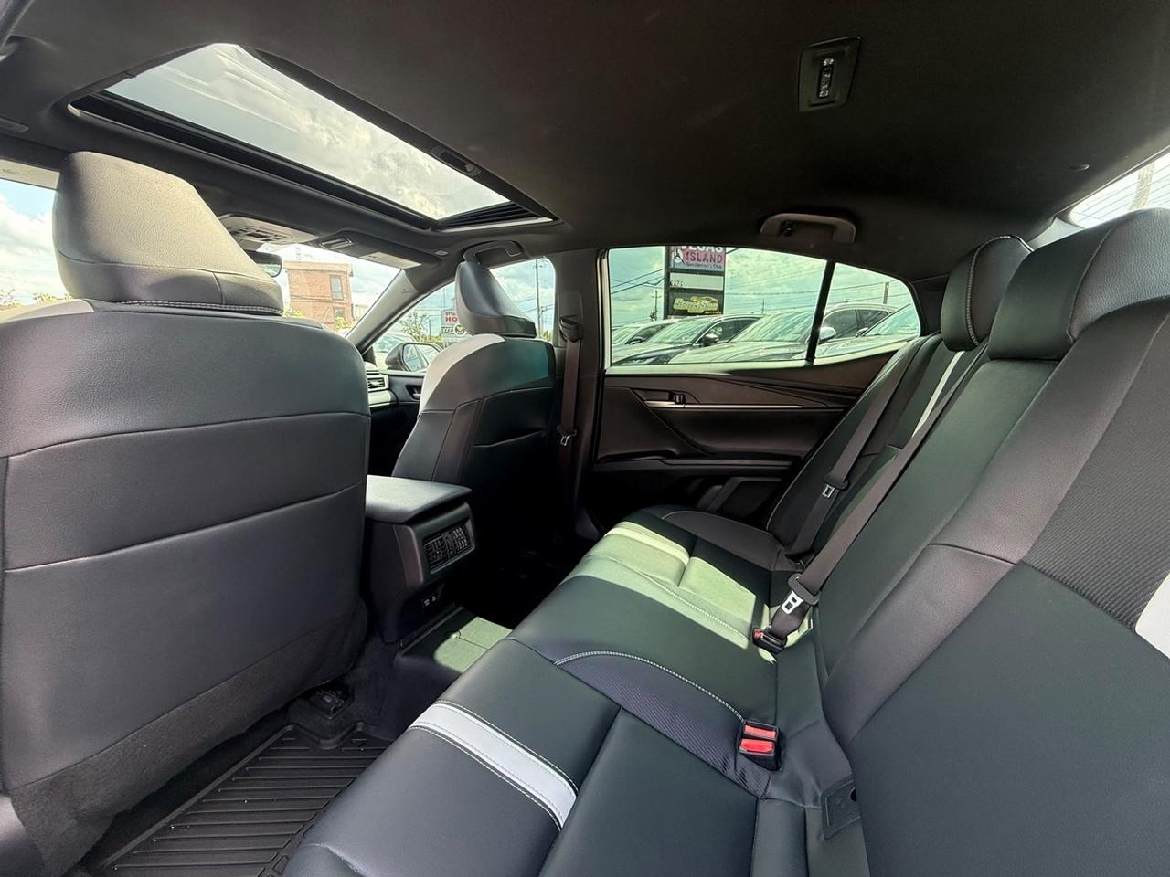 2025 Toyota Camry HYBRID SE Photo