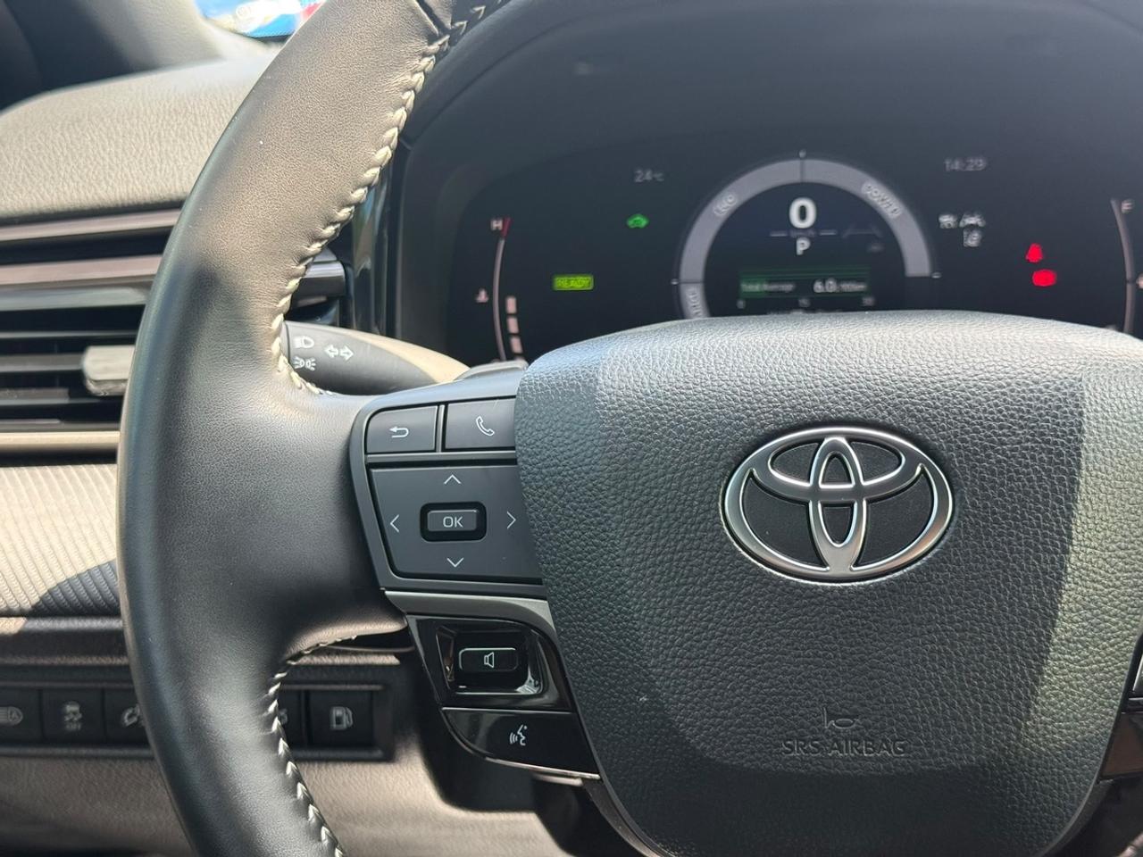 2025 Toyota Camry HYBRID SE Photo