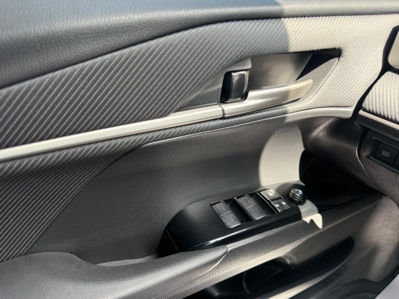 2025 Toyota Camry HYBRID SE Photo