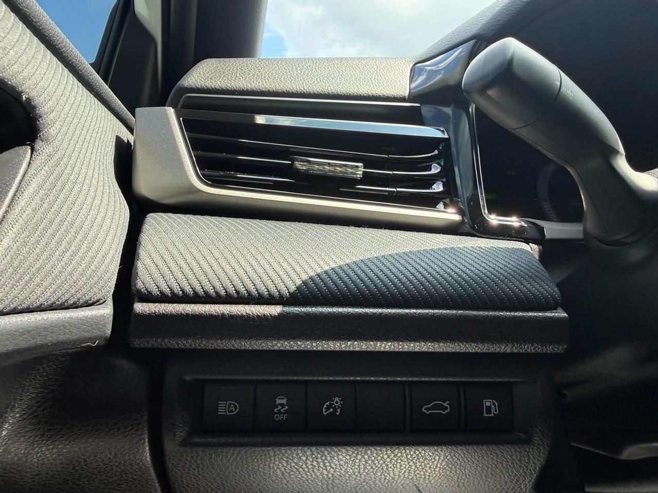 2025 Toyota Camry HYBRID SE Photo