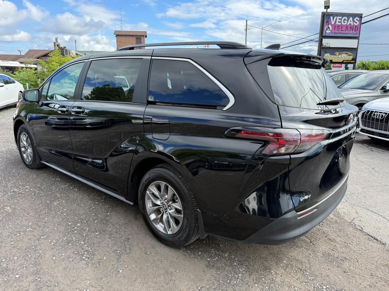 2025 Toyota Sienna XLE Photo