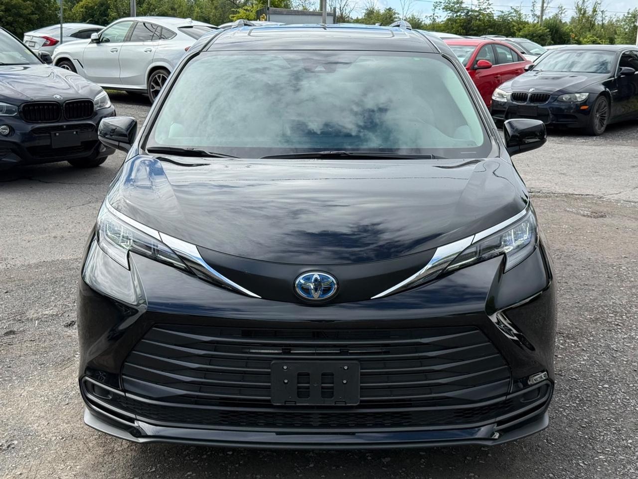 2025 Toyota Sienna XLE Photo5