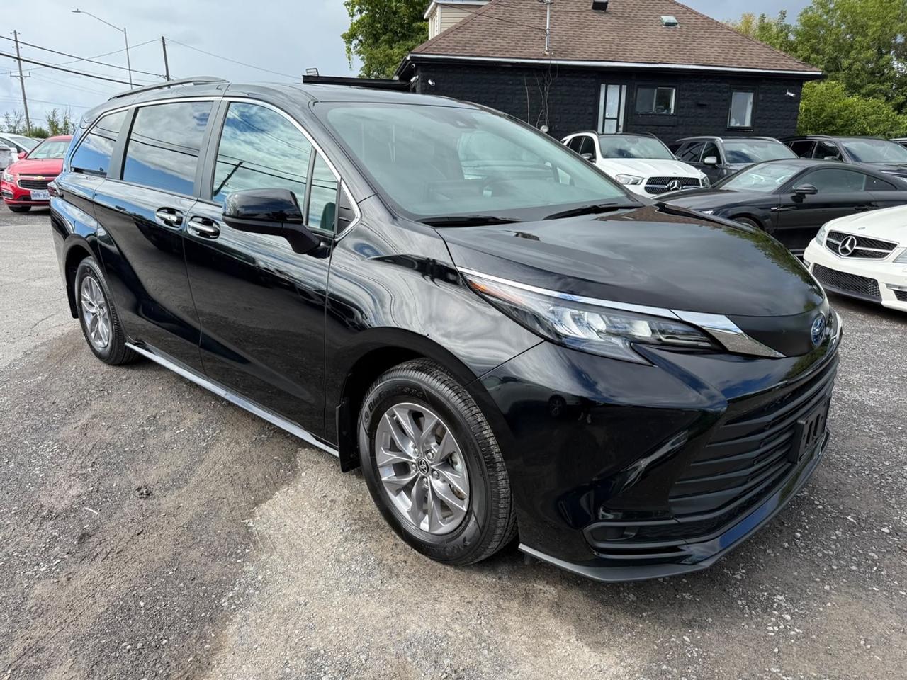 2025 Toyota Sienna XLE Photo