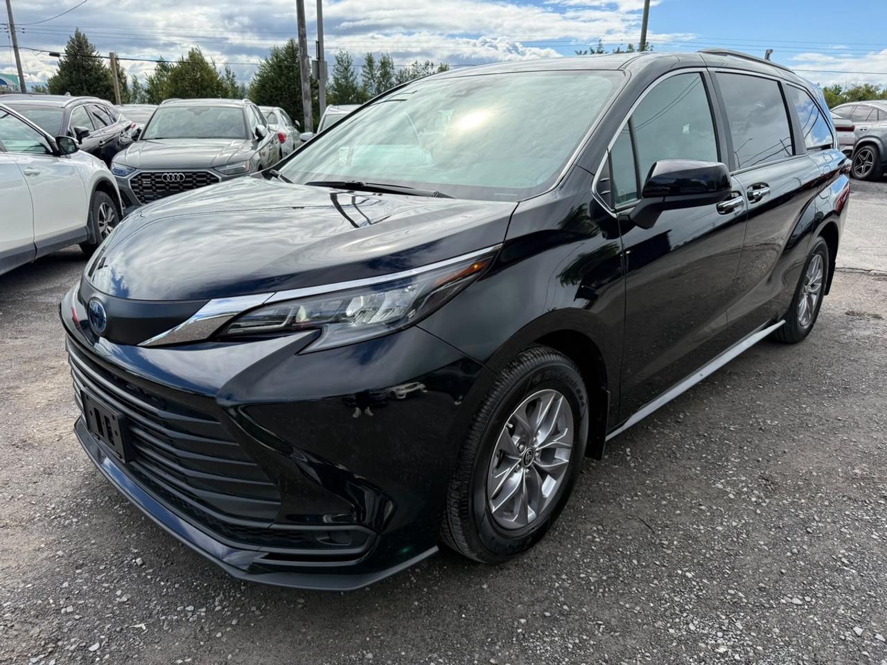 2025 Toyota Sienna XLE Photo0
