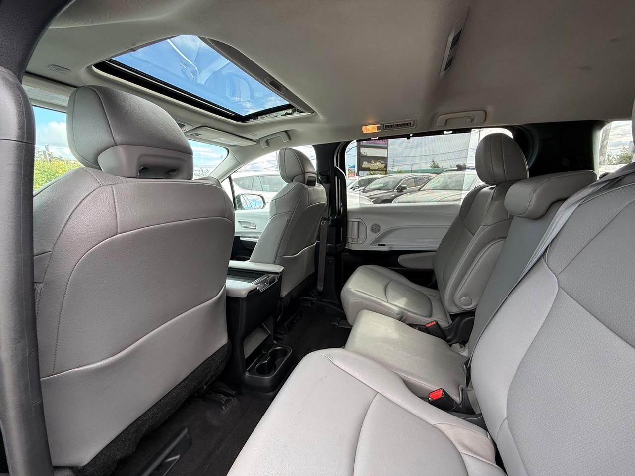 2025 Toyota Sienna XLE Photo