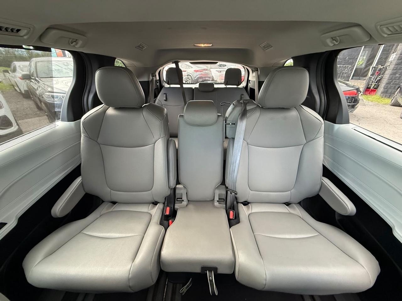 2025 Toyota Sienna XLE Photo