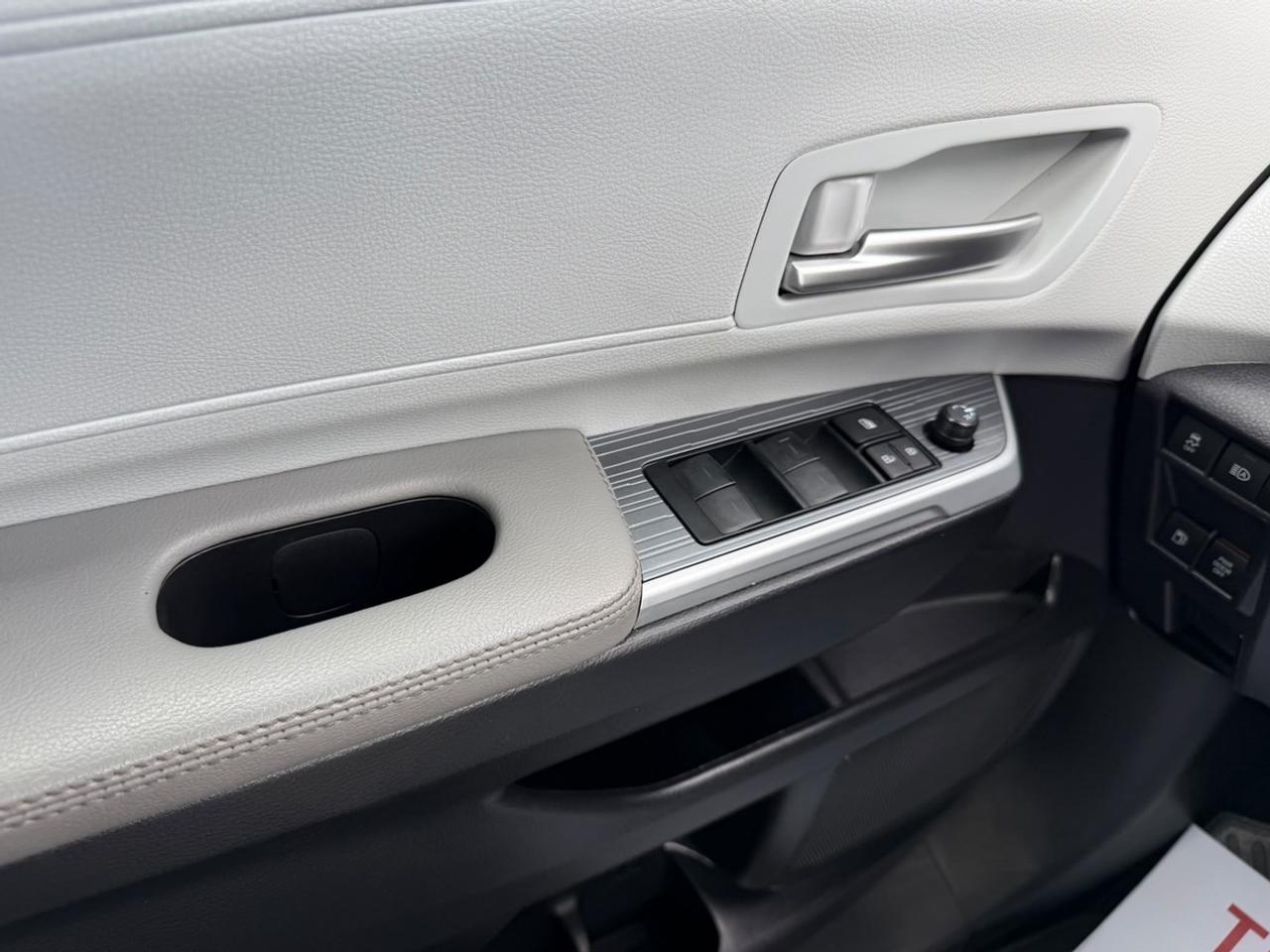 2025 Toyota Sienna XLE Photo