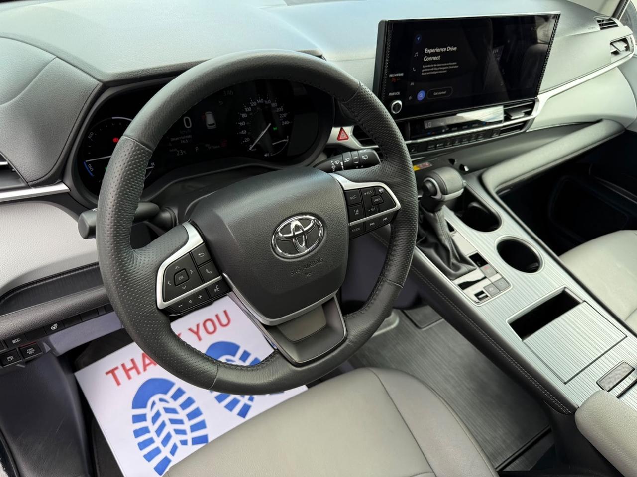 2025 Toyota Sienna XLE Photo