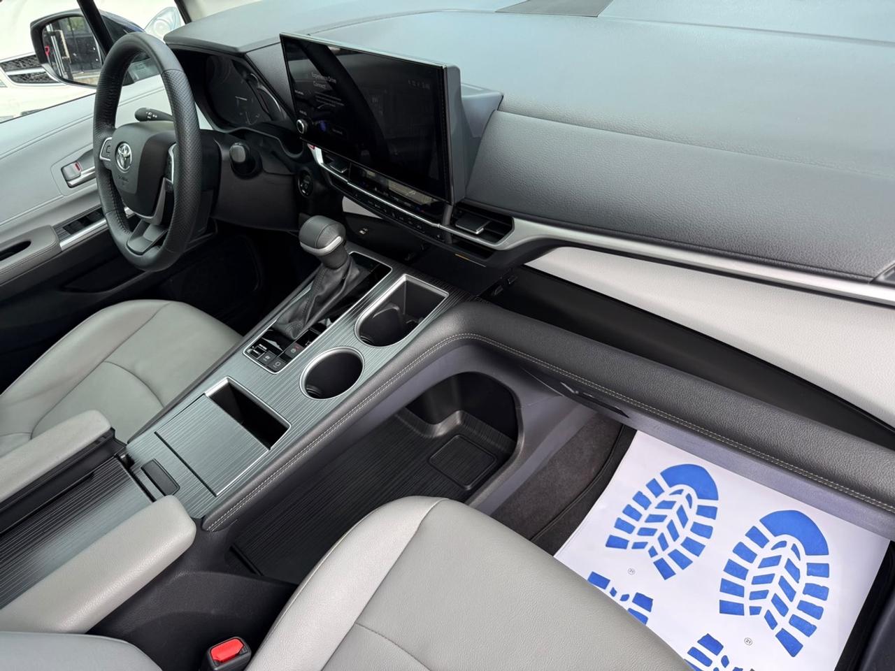 2025 Toyota Sienna XLE Photo